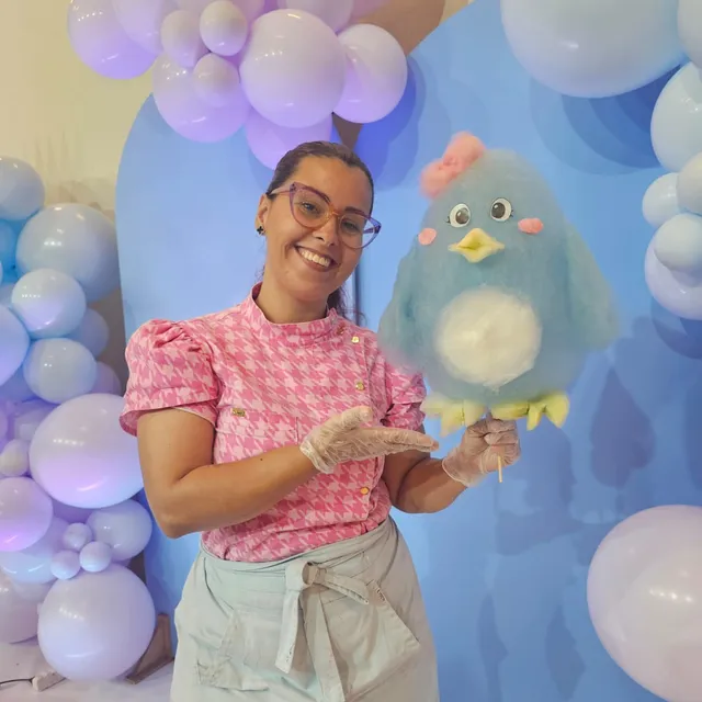 Ruth Gouvêa com uma escultura de algodão-doce em uma festa